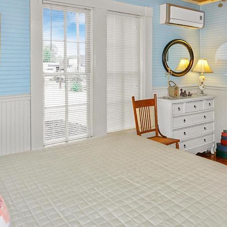 Bungalows On The Square- Unit 1 Wimberley Extérieur photo